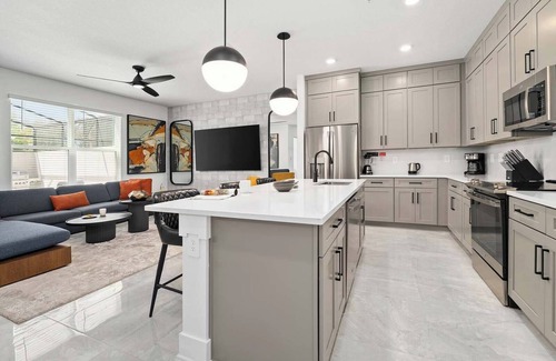Florida Center House | Riley's Roost | Fab Villa w Luxe Suites, Safari BR, Grand LR - Near Top Shopping