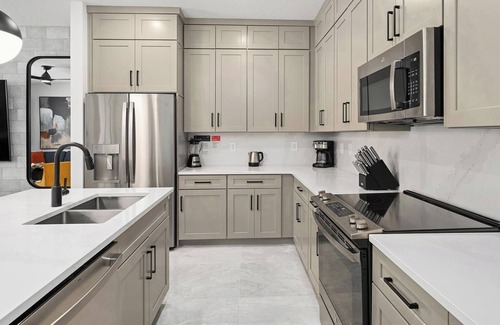 Florida Center House | Riley's Roost | Fab Villa w Luxe Suites, Safari BR, Grand LR - Near Top Shopping