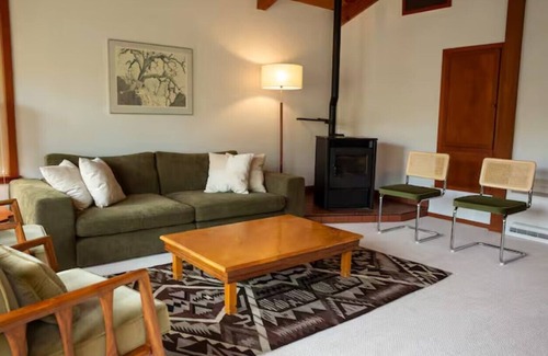 Mariposa House | Ringrose House . Creekside Canyon . Getaway