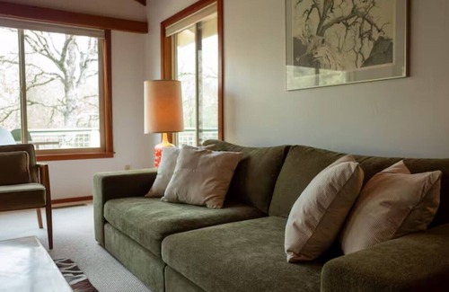 Mariposa House | Ringrose House . Creekside Canyon . Getaway