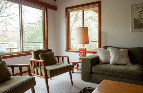 Mariposa House | Ringrose House . Creekside Canyon . Getaway