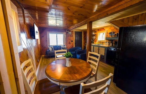 Northeast Somerset Cabin | Ripple - Cabin 3 · Lawrence's Lakeside Cabins | Kayaks and Arcade Game