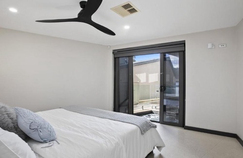 Booker Bay House | Riptides Booker Bay -Waterfront apartment, walk to shops & cafes