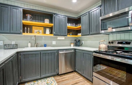 Kyle House | River Access | Fire Pit | BBQ | Deck | Sleeps 8