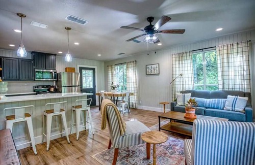 Kyle House | River Access | Fire Pit | BBQ | Deck | Sleeps 8