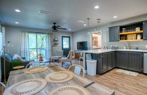 Kyle House | River Access | Fire Pit | BBQ | Deck | Sleeps 8