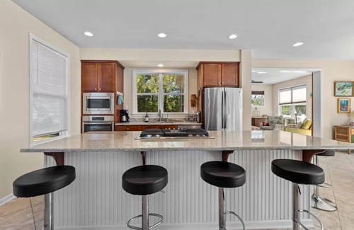 White Stone House | River Beachfront- Spacious Dog & Family Friendly 3 Bedroom Home on Shared Beach