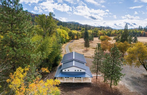 Shady Cove Cottage | River Bend Cottage 1-bedroom Barndominium with Wildlife Abounding