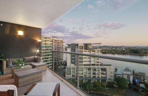 Hamilton Apartment | River + City Views. Unit 4kms from Airport and City
