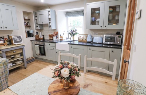 Aysgarth Cottage | RIVER DANCE COTTAGE, pet friendly, with open fire in West Burton