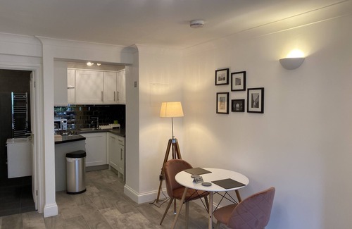 Richmond-upon-Thames Apartment | River Den Studio Apartment
