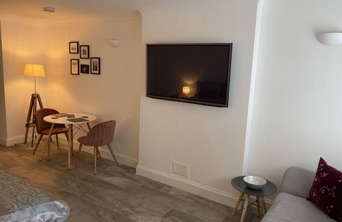 Richmond-upon-Thames Apartment | River Den Studio Apartment