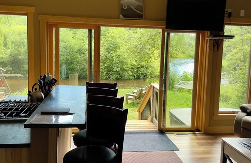 Mayfield Cottage | River Falls Cottage 2BR with loft Waterfront cottage with Hot tub Traverse City