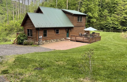 West Jefferson Cabin | River Front Cabin, Private Ponds & Hiking Trail-Located at The Barn on New River