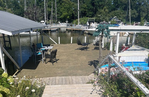 Port Dover Apartment | River front cottage close to the beach