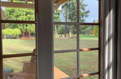 Roseburg Cottage | River-front cottage with private beach in lovely Roseburg