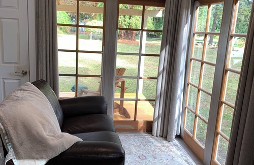 Roseburg Cottage | River-front cottage with private beach in lovely Roseburg