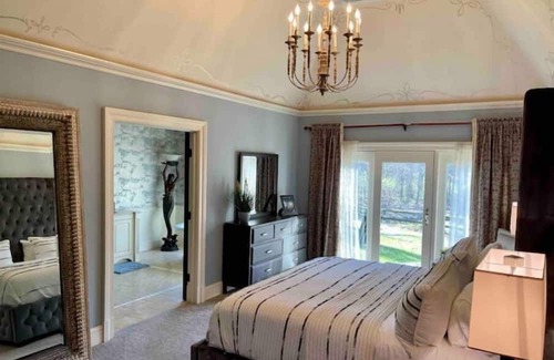 Olmsted Falls House | River Front Estate with Charming Guesthouse