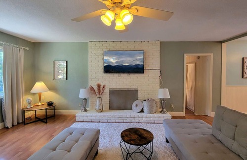 Gold Hill House | River Front House~River Views, Mountain Views, and Outdoor Space!