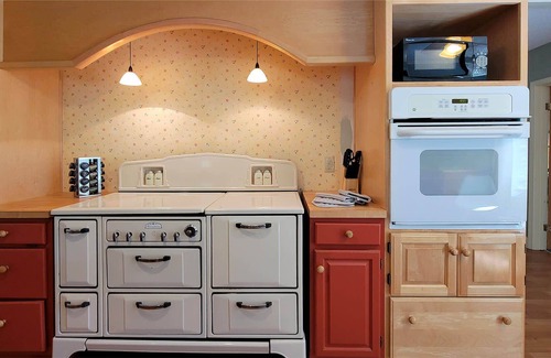 Gold Hill House | River Front House~River Views, Mountain Views, and Outdoor Space!