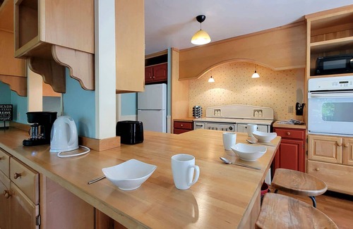 Gold Hill House | River Front House~River Views, Mountain Views, and Outdoor Space!
