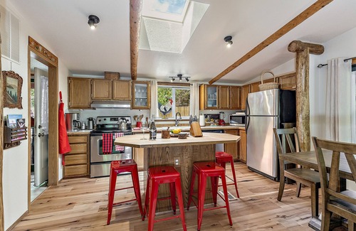 Trail House | 'RIVER HAVEN' is a serene riverside cabin on the Rogue River