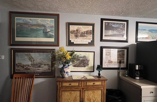 Madison House | River Living - One Story - 2 bd/2ba - On the River - 2Blks to Main St - VIEWS