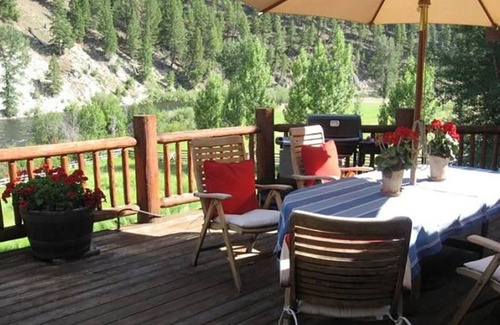 Stanley House | RIVER MAGIC! Riverfront Private Retreat—Fish and Kayak from the Backyard!