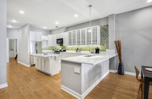 Killgubbin Apartment | River North 3BR/2BA: HUGE, Parking, Center Chicago