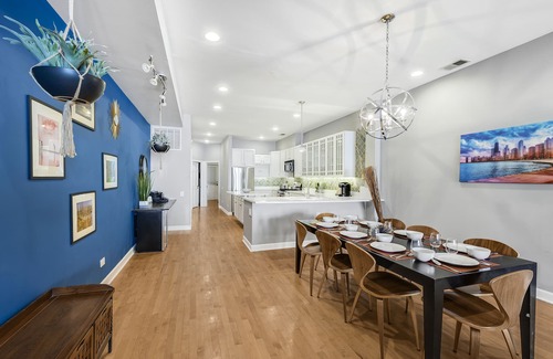 Killgubbin Apartment | River North 3BR/2BA: HUGE, Parking, Center Chicago