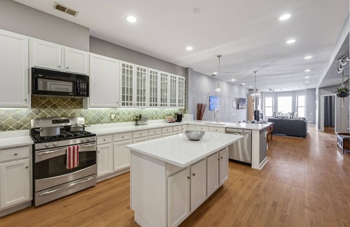 Killgubbin Apartment | River North 3BR/2BA: HUGE, Parking, Center Chicago