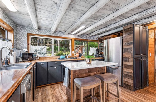 Jacksonville House | -River Retreat Log Cabin w/Gym, Game Room, and Sauna-