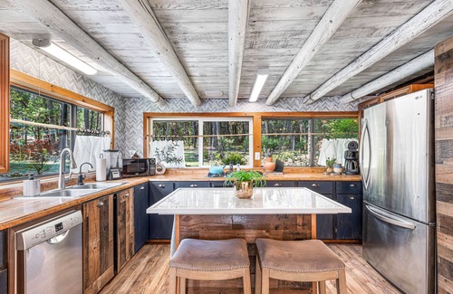 Jacksonville House | -River Retreat Log Cabin w/Gym, Game Room, and Sauna-