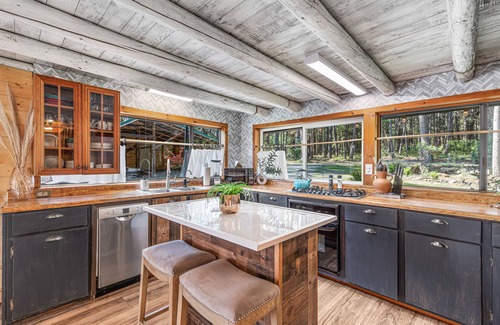 Jacksonville House | -River Retreat Log Cabin w/Gym, Game Room, and Sauna-