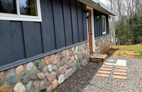 Winter House | River retreat with excellent fishing & kayaking from dock.