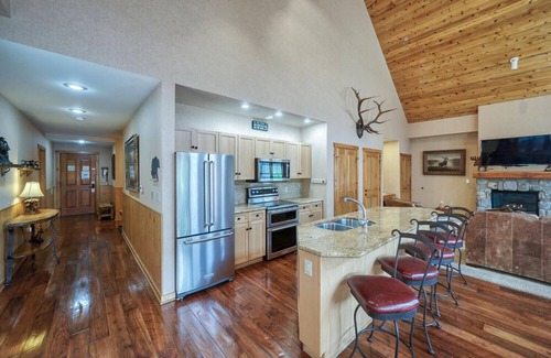 Dillon Condo | River Run Village Walk To Gondola Pool Hot Tubs Restaurants and Shops DELUXE