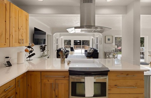 Leaburg House | River's Rest: Waterfront, Hot Tub, Pool table
