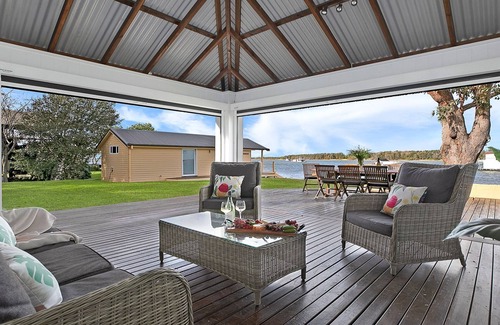 Shoalhaven Heads House | River Shack – absolute river frontage looking across to Comerong Island