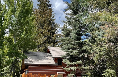 Sundance Cottage | River Song Cottage - 2 Min Walk to Sundance Resort, Pet Friendly, Location, Hot Tub, Stream, Quiet