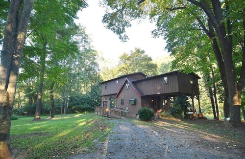 Great Cacapon House | River Time Cabin -riverfront, wifi, screen porch, 3 king beds, view, wood stove