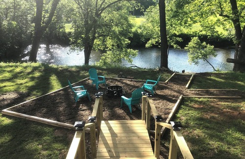 Clyde House | River view, beautiful, peaceful, private 2 bed/2 bath. 20 miles to Ashville