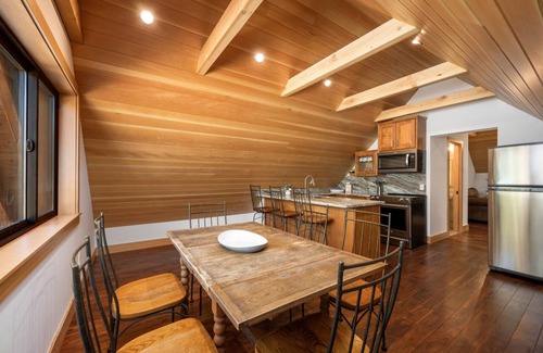 Olympic Valley House | River-View Chalet 5 Minutes to Squaw Valley 10 minutes to Lake Tahoe