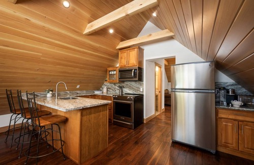Olympic Valley House | River-View Chalet 5 Minutes to Squaw Valley 10 minutes to Lake Tahoe
