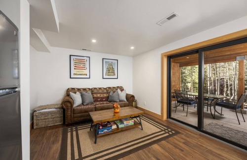 Olympic Valley House | River-View Chalet 5 Minutes to Squaw Valley 10 minutes to Lake Tahoe