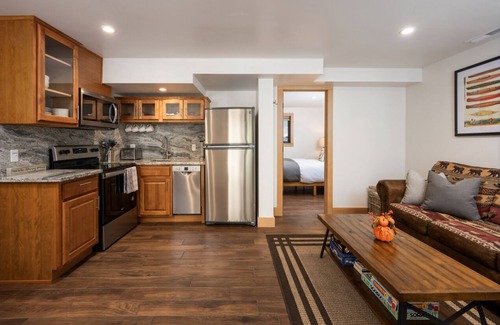Olympic Valley House | River-View Chalet 5 Minutes to Squaw Valley 10 minutes to Lake Tahoe