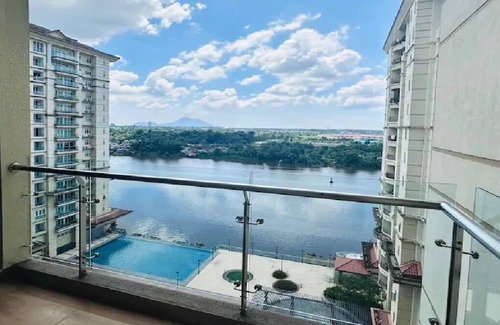 Kuching Condo | River view comfy homestay! Family-sized condo with Pool and Jacuzzi