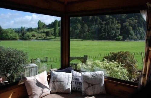 Manunui House | River View Cottage, nestled in a private setting