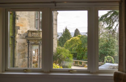 Glenisla Apartment | River View- Garden Apartment in Grounds of Mansion
