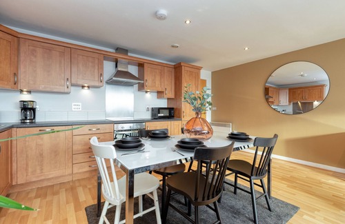 Glasgow Westend Apartment | River View Height Apartment with Parking