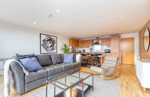 Glasgow Westend Apartment | River View Height Apartment with Parking